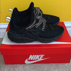 I am selling used size 9 nike react presto